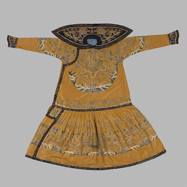 明黄色纱彩云金龙纹朝袍