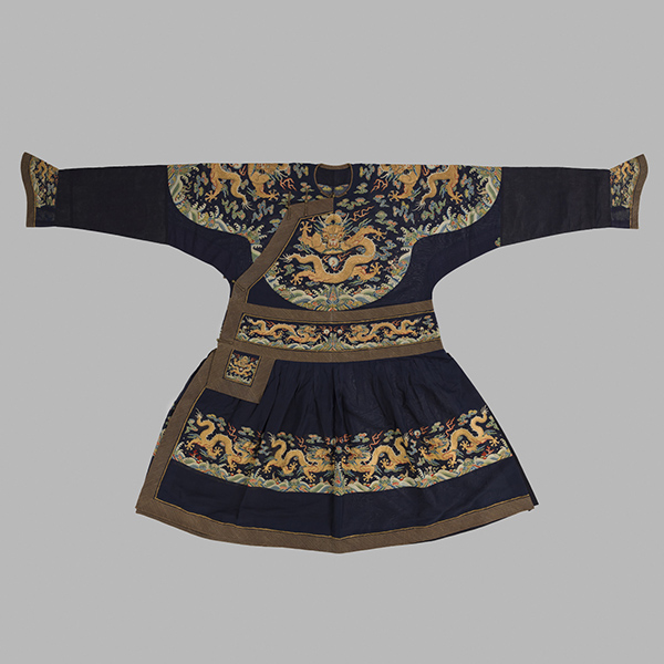  石青色紗繡彩雲金龍紋朝袍