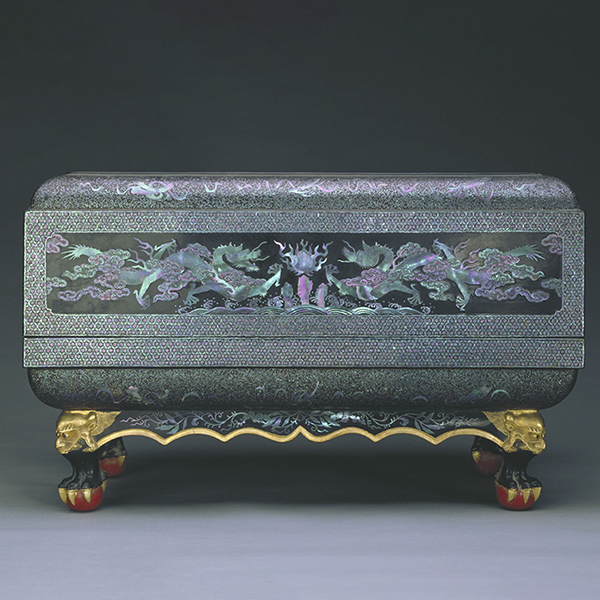 Box with dragons chasing a pearl