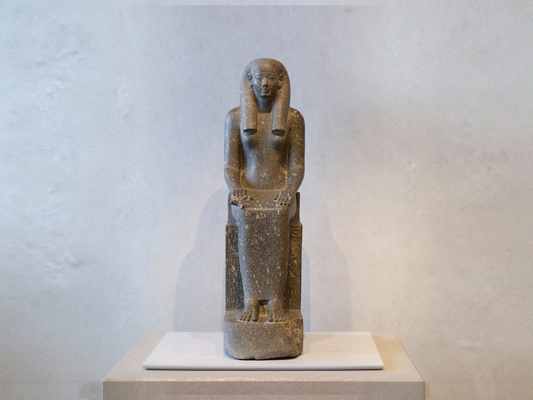 Seated statue of Iunit
