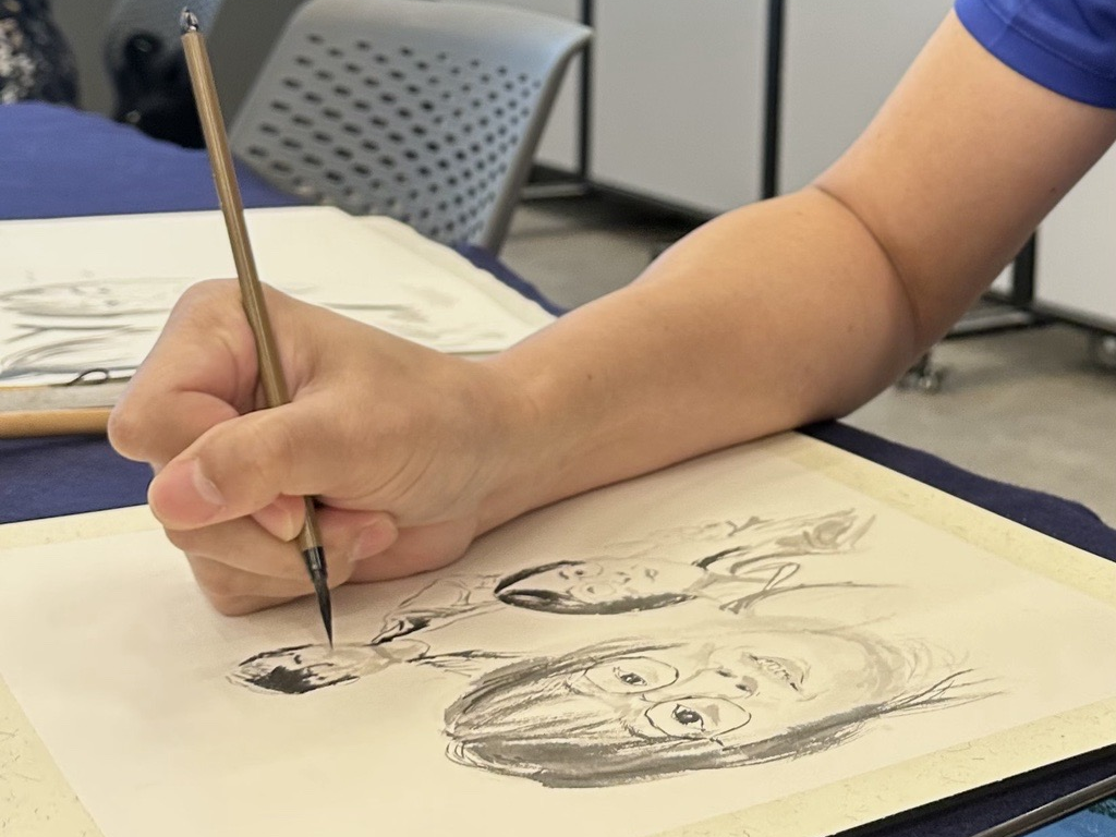 參加者正在繪畫自己的作品中