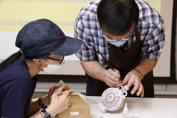 导师指导参加者描绘技巧