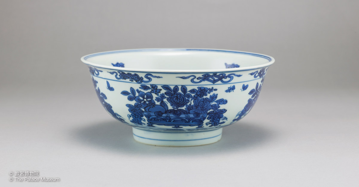 中国美術 青花 草花龍紋 輪花碗 φ41cm 宣徳年製 款(K-A835) 青花穿花龙纹碗- 故宫博物院