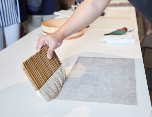 參加者正在為作品上漿糊