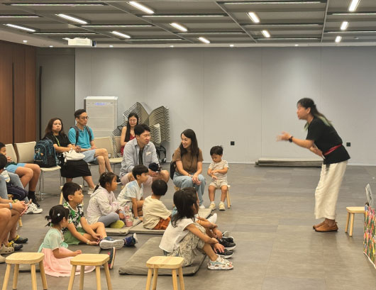 Participants listen to tutor’s storytelling 