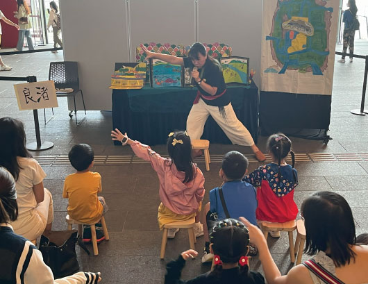 Participants interact with tutor in storytelling