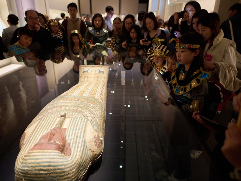 Tutor guiding participants to observe the objects in the exhibition.
