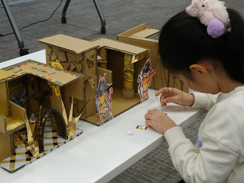 参与者正在绘制和制作模型。