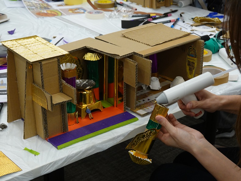 参与者正在绘制和制作模型。