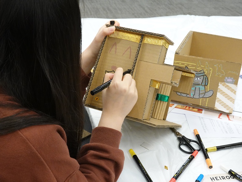 参与者正在绘制和制作模型。