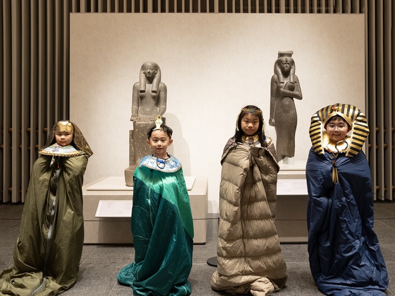 參加者於古埃及雕像前準備就寢