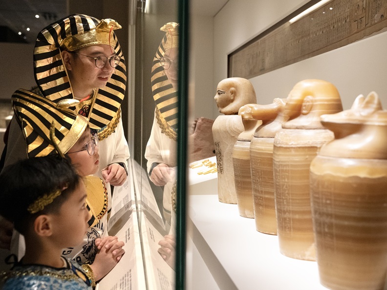 參加者於專屬觀展時間欣賞文物