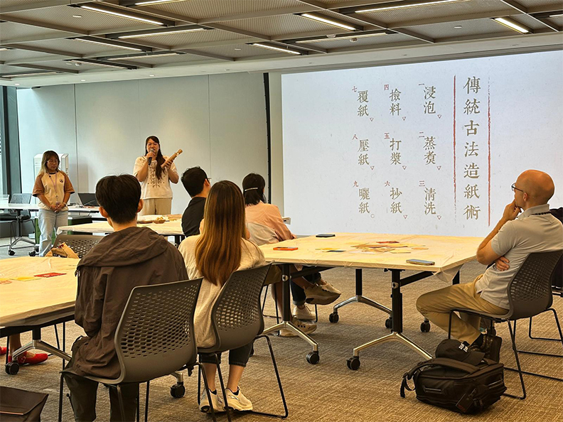 导师介绍传统造纸方式中。 