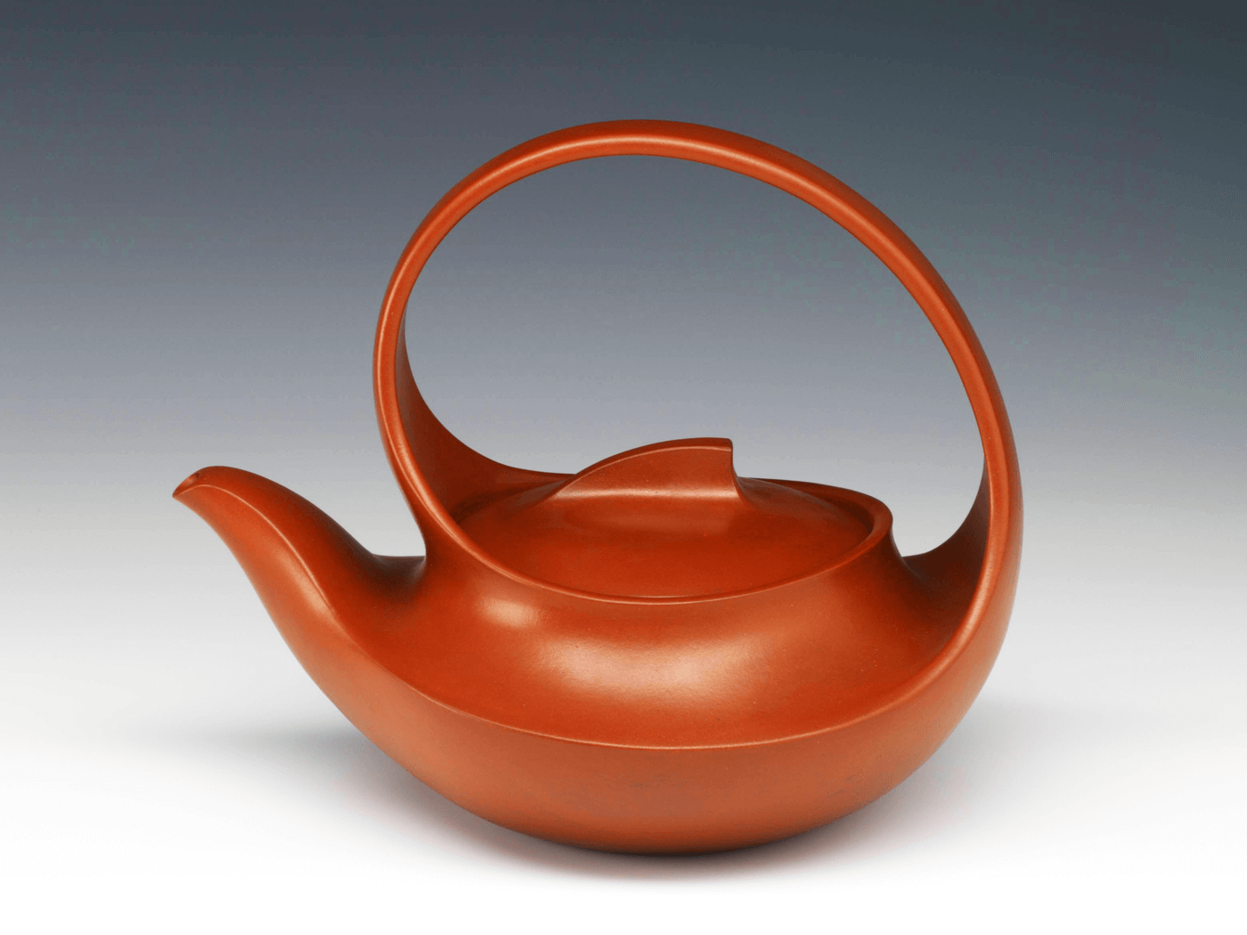 Teapot with ribbed decoration