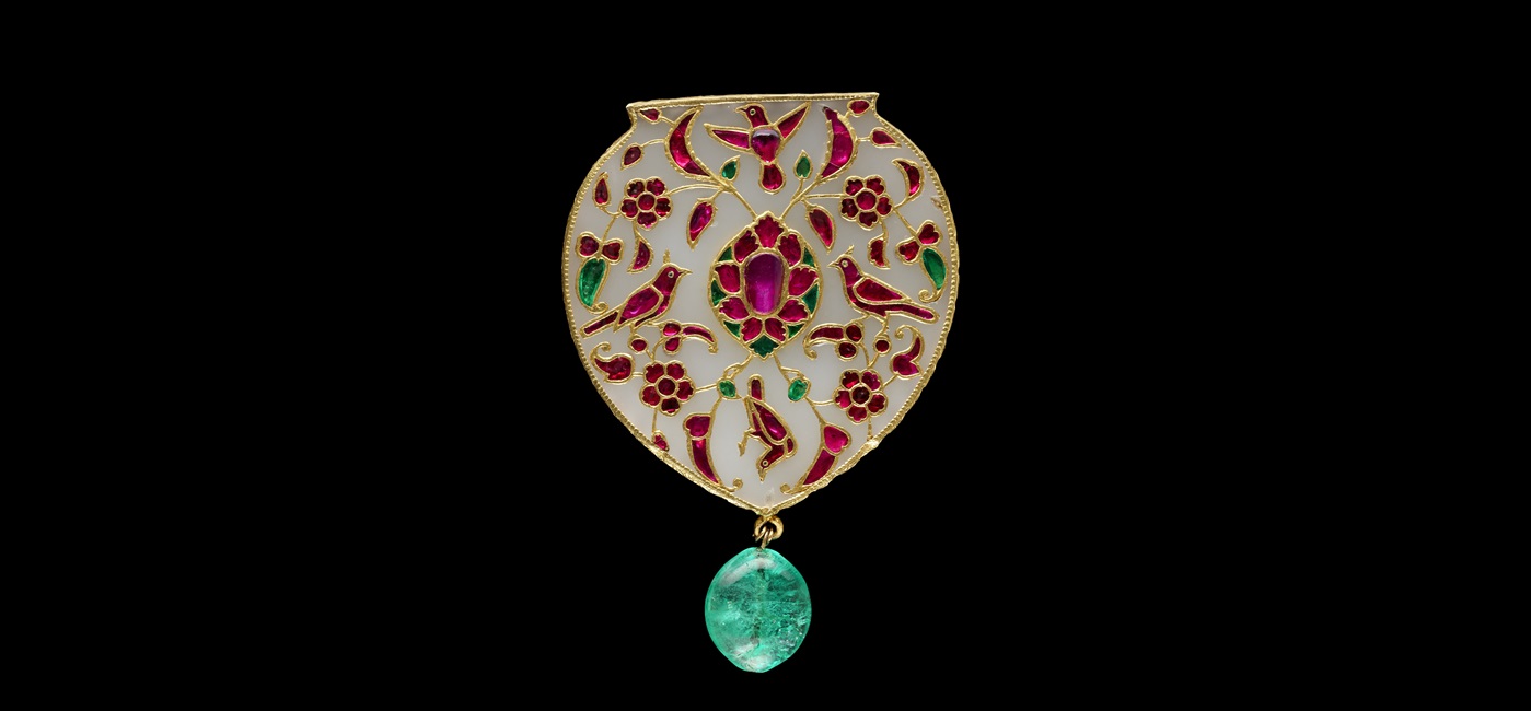 吊墜，莫臥兒宮廷作坊，約1610–1620年，玉、紅寶石、祖母綠、金，維多利亞與艾爾伯特博物館 02535(IS)  © 維多利亞與艾爾伯特博物館