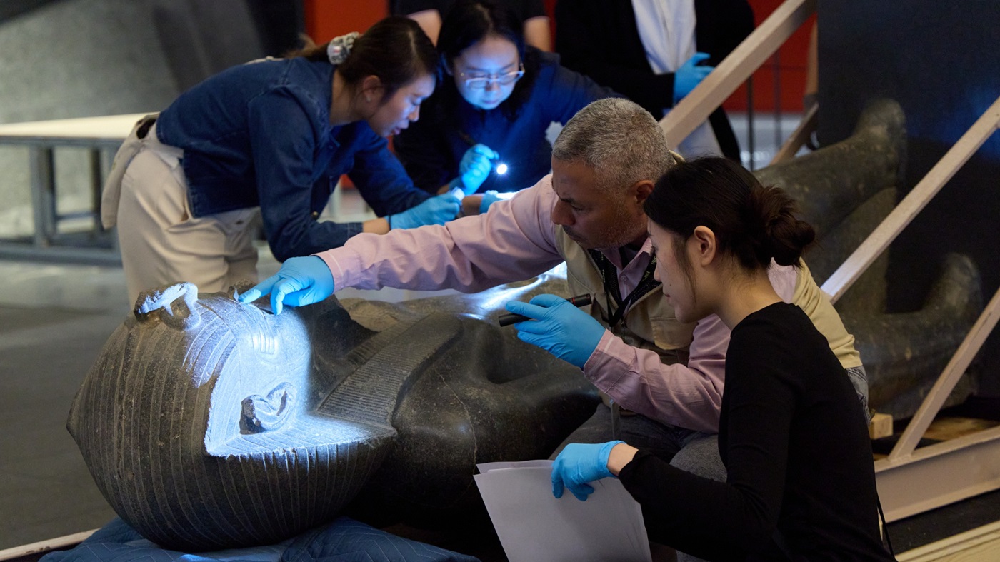 香港故宫文化博物馆与埃及方的策展及文保团队紧密合作，一起检查及安装麦伦普塔迈步像