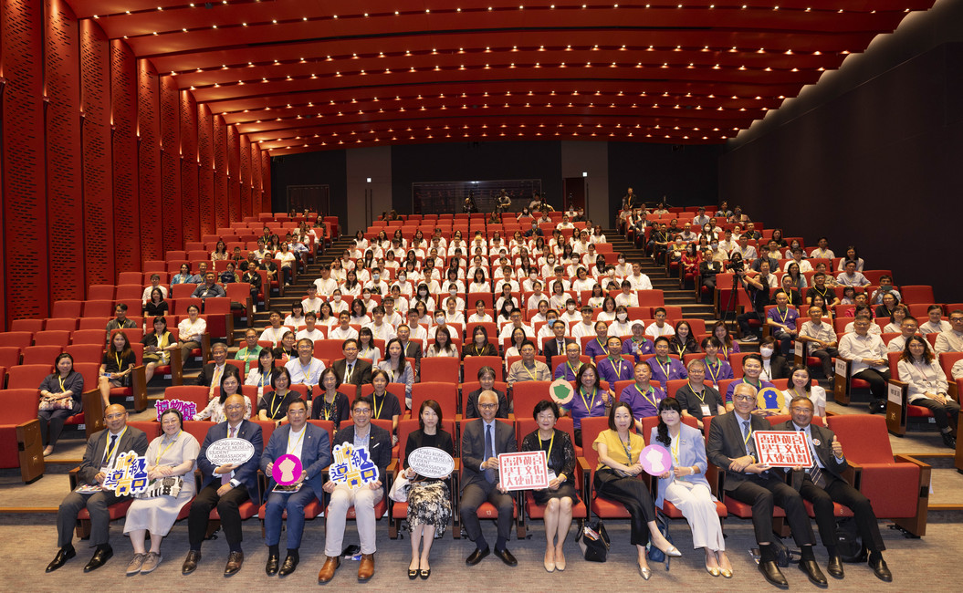 Officiating guests joined the recognition ceremony of the inaugural “Hong Kong Palace Museum Student Ambassador Programme” and posed for group photos with the student ambassadors.