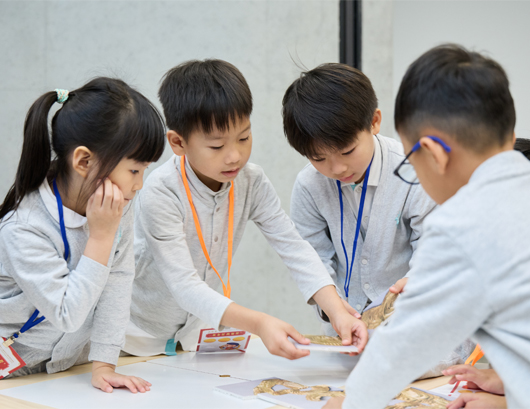 参与 “黄金魔法师” 幼稚园故事剧场工作坊，发掘有关古代金器的趣味故事。