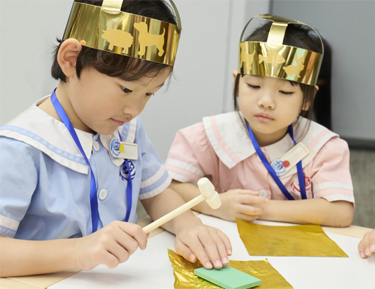 拿起工具，化身小工匠体验中国黄金工艺。