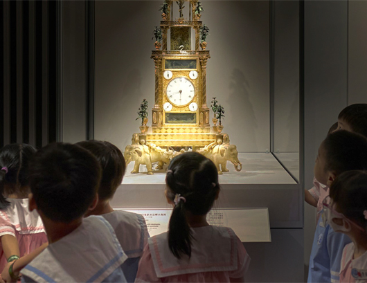 参观博物馆展厅，探索古代金器之美。